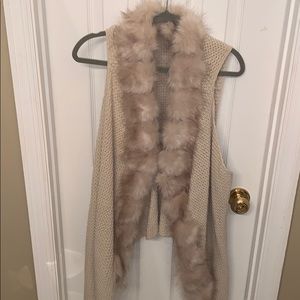 Sleeveless cardigan faux fur trim